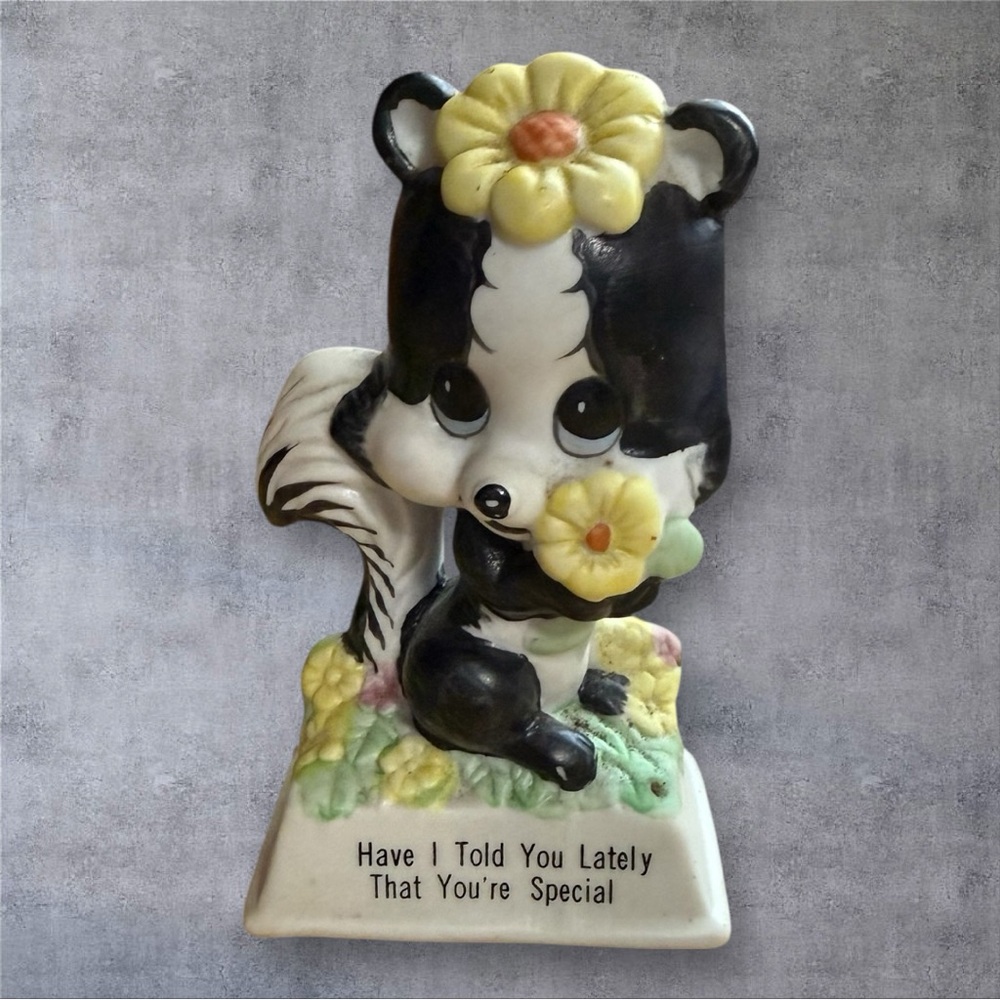 Vintage 1979 Russ Berrie & Co. Ceramic Skunk Figurine (model #818)